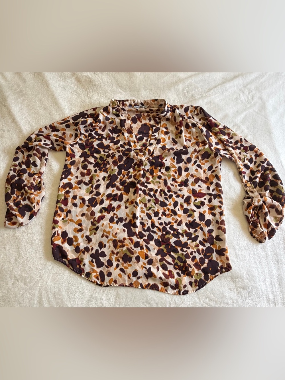 Floral & Ivy - Size S- Printed V-Neck Blouse in Neutral Multi-Spot
